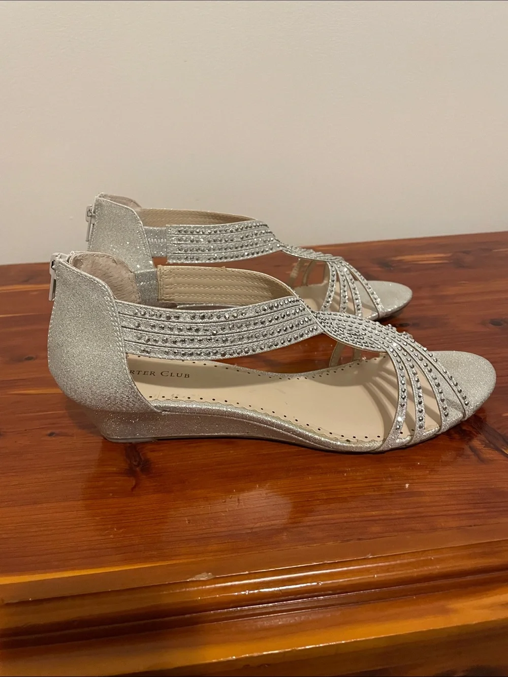 Women’s 10 1/2 m smSparkling Silver Crisscross Heeled Zippered back Sandals.